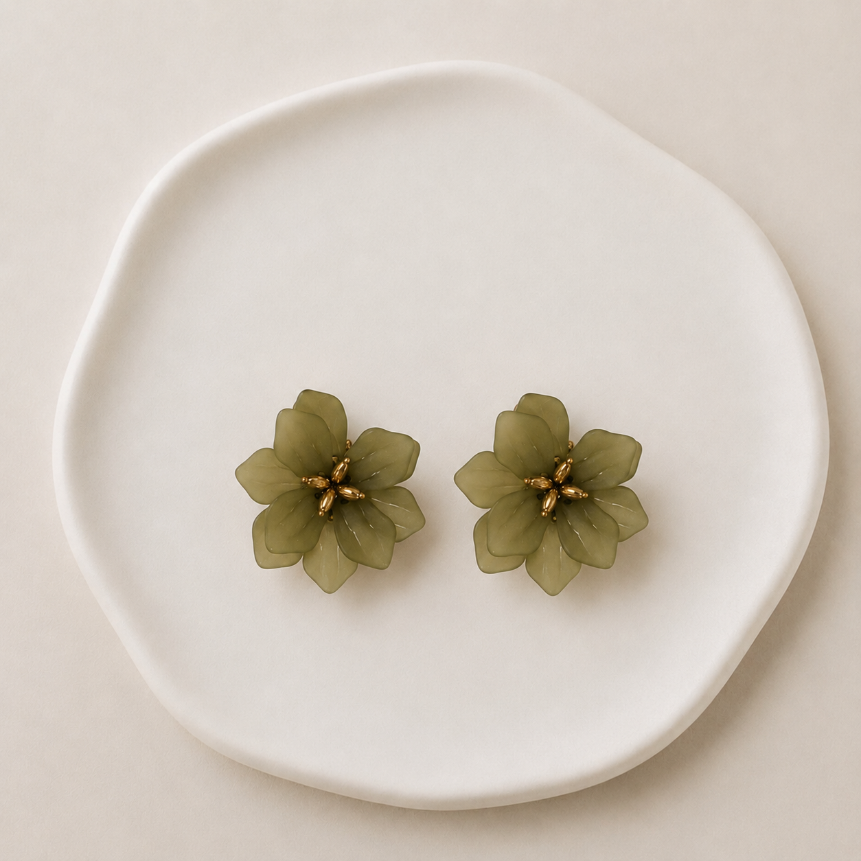Pendientes Flor Verde con Detalles Dorados