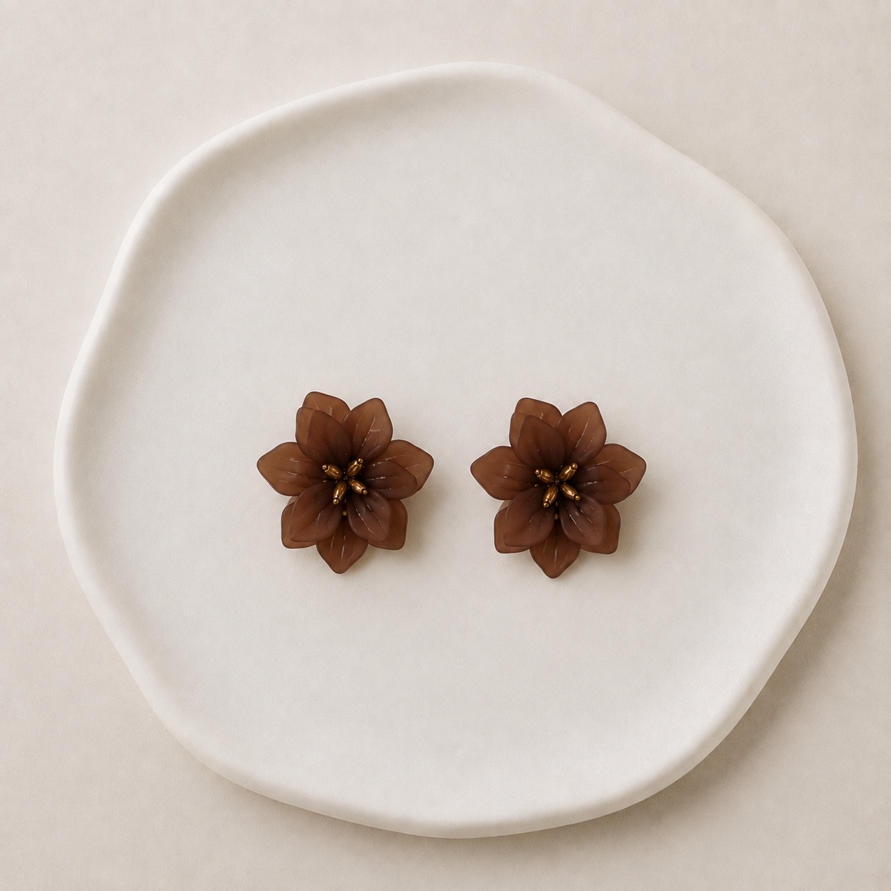 Pendientes Flor Marrón con Detalles Dorados