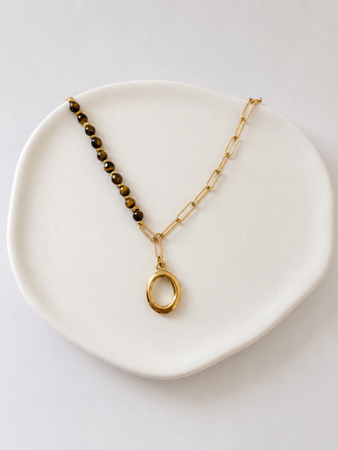 Collar Cuentas Marrón y Charm dorado